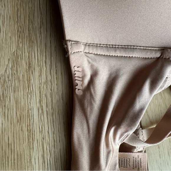 SKIMS T-Shirt Bra - Picture 5 of 5